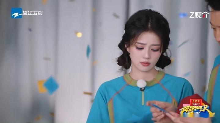 白鹿平时那么飒，这回背过身哭得像个小孩。刘些宁从后面抱上去，下巴搁她肩上，像在递