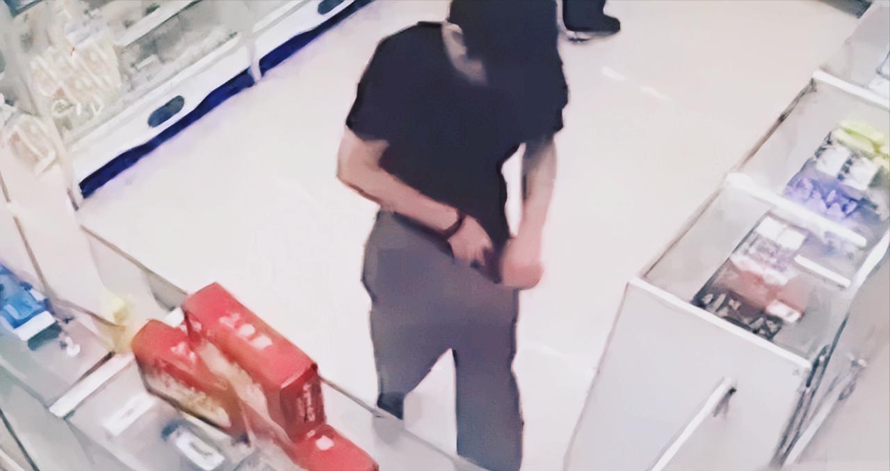 “想白嫖？”湖北黄石一男子从药店买了一盒“伟哥”，却根据经验发现这药不对劲。仔细