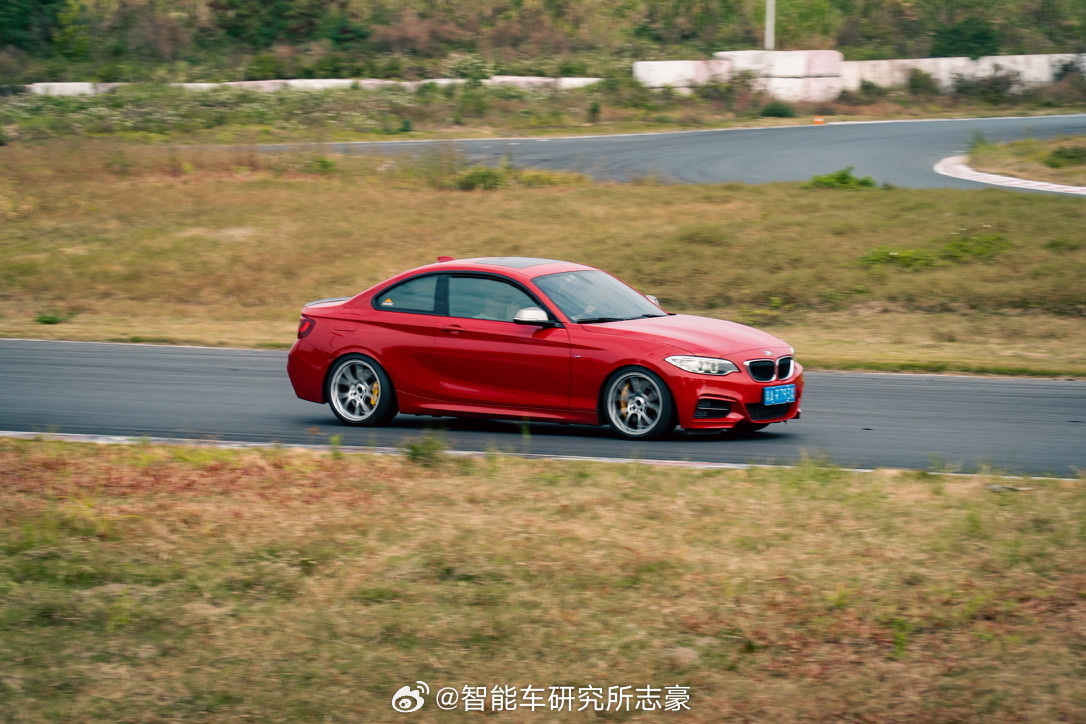 今天一整天高强度地深度体验和交流了BMW 今年最重磅的电动化产品——iX3 L，