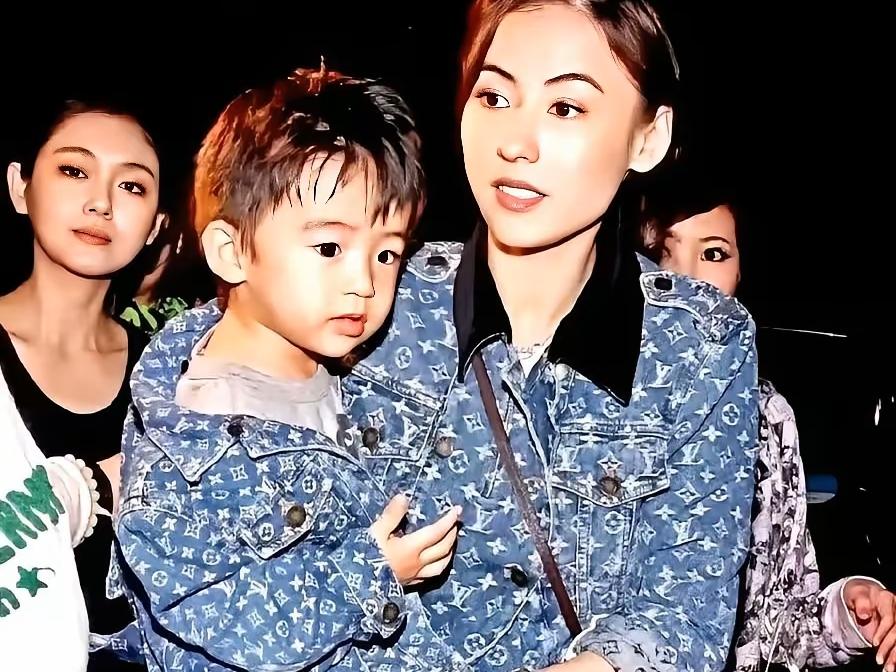 有一说一，张柏芝是个好妈妈！
离了婚，孩子她带着！
事事亲力亲为，培养得也很好！