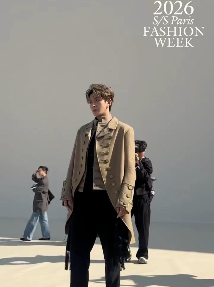 邓为将出席巴黎男装周公认的时装周宠儿邓为，出场即焦点，每次去巴黎都会出圈，已经开