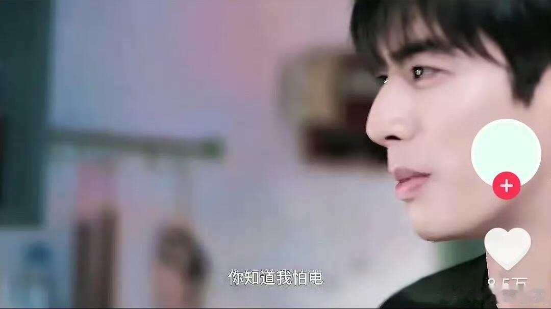 宋威龙擦头动作是张婧仪想的《野狗骨头》这个情节是认真的吗？宋威龙饰演的男主因为怕
