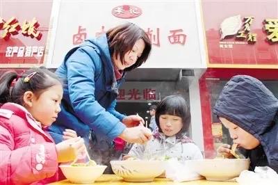 火遍全网！河南面馆一张手写提示，让无数妈妈破防了

没有豪华装修，没有促销活动，