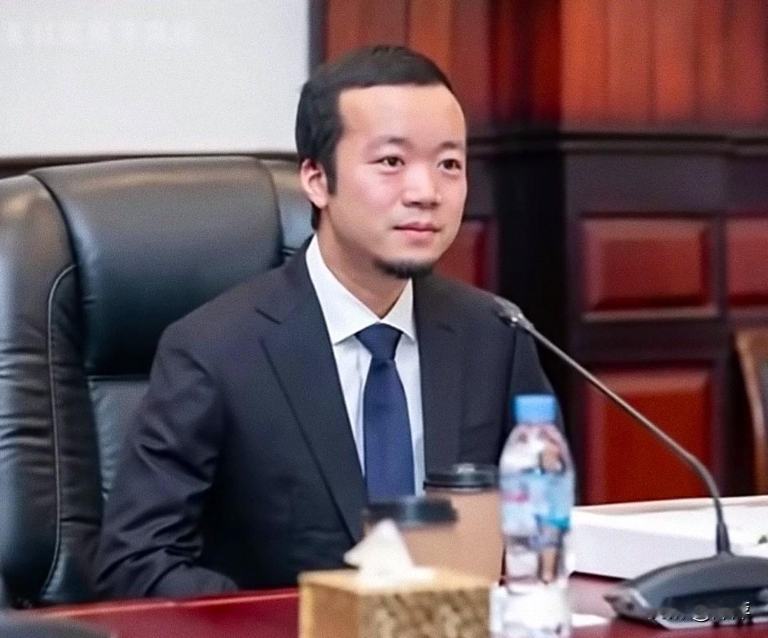 他到底藏在哪里？连国际刑警都找不到，他还会出现吗？
