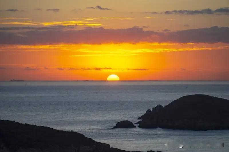 看到“朝朝旭日出东海”这个上联，我脑海里立马就开始琢磨下联。这上联描绘出一幅每日