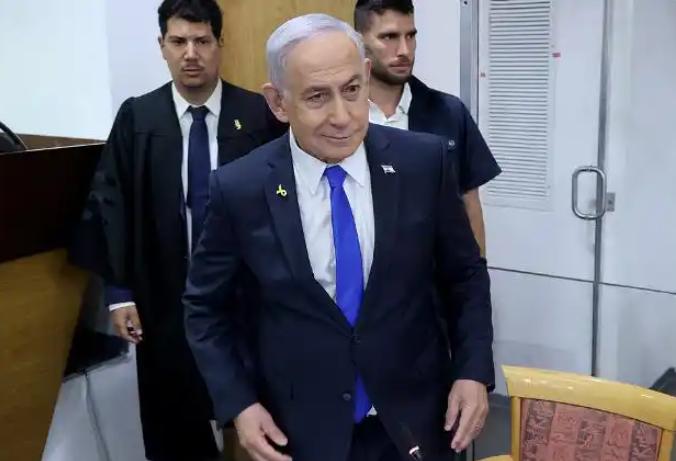 4月29日，以色列总理内塔尼亚胡好不容易出现在特拉维夫地方法院接受腐败案交叉质询