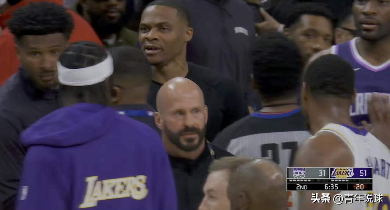 吵起来了！威少仗义为队友出头！

第二节6分36秒，蒙克持球发动快攻，与退防的克