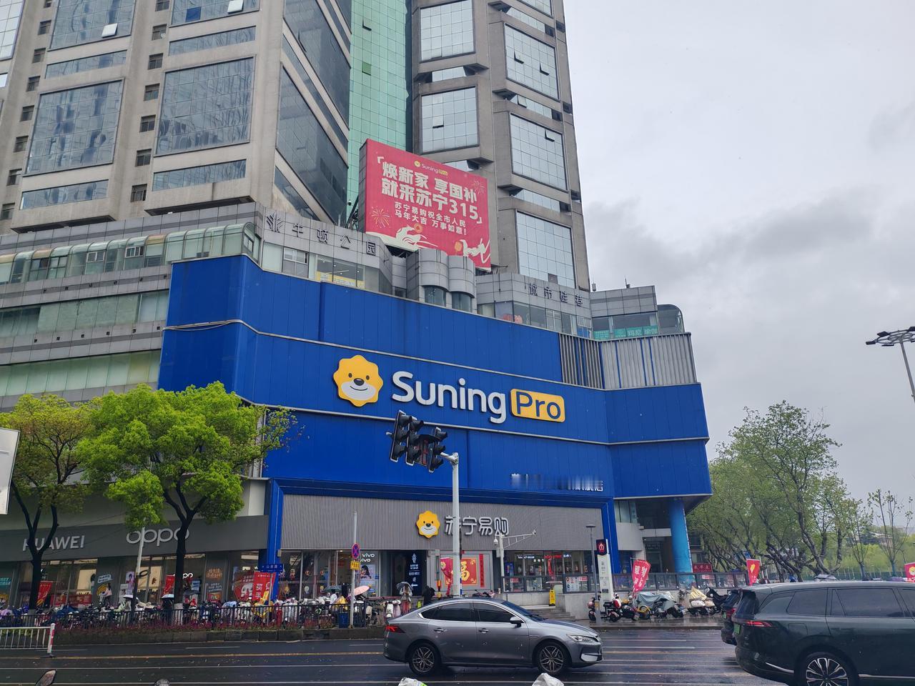 电器门店替代性太强，不但受网商线上冲击，线下各shoppingmall也有布局，