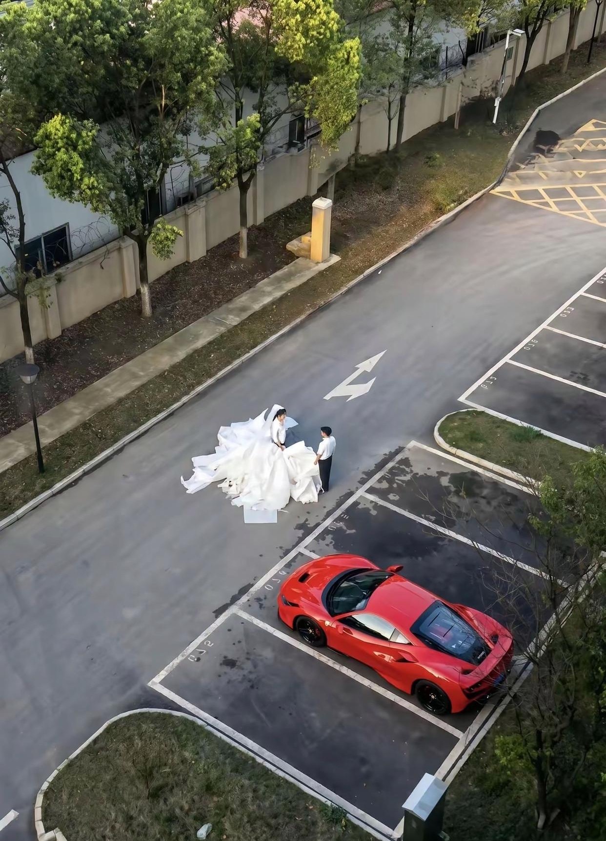 远看以为是拍婚纱照近看是保洁与保安 ​​​