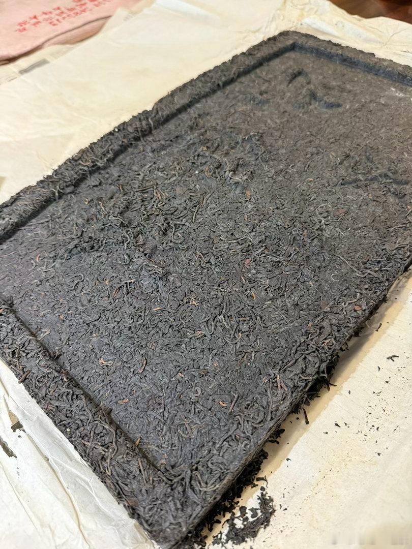 90年代六堡镇塘平村原种茶砖，主人家展示时，我赶紧把碎末收集起来，也许是我带的壶