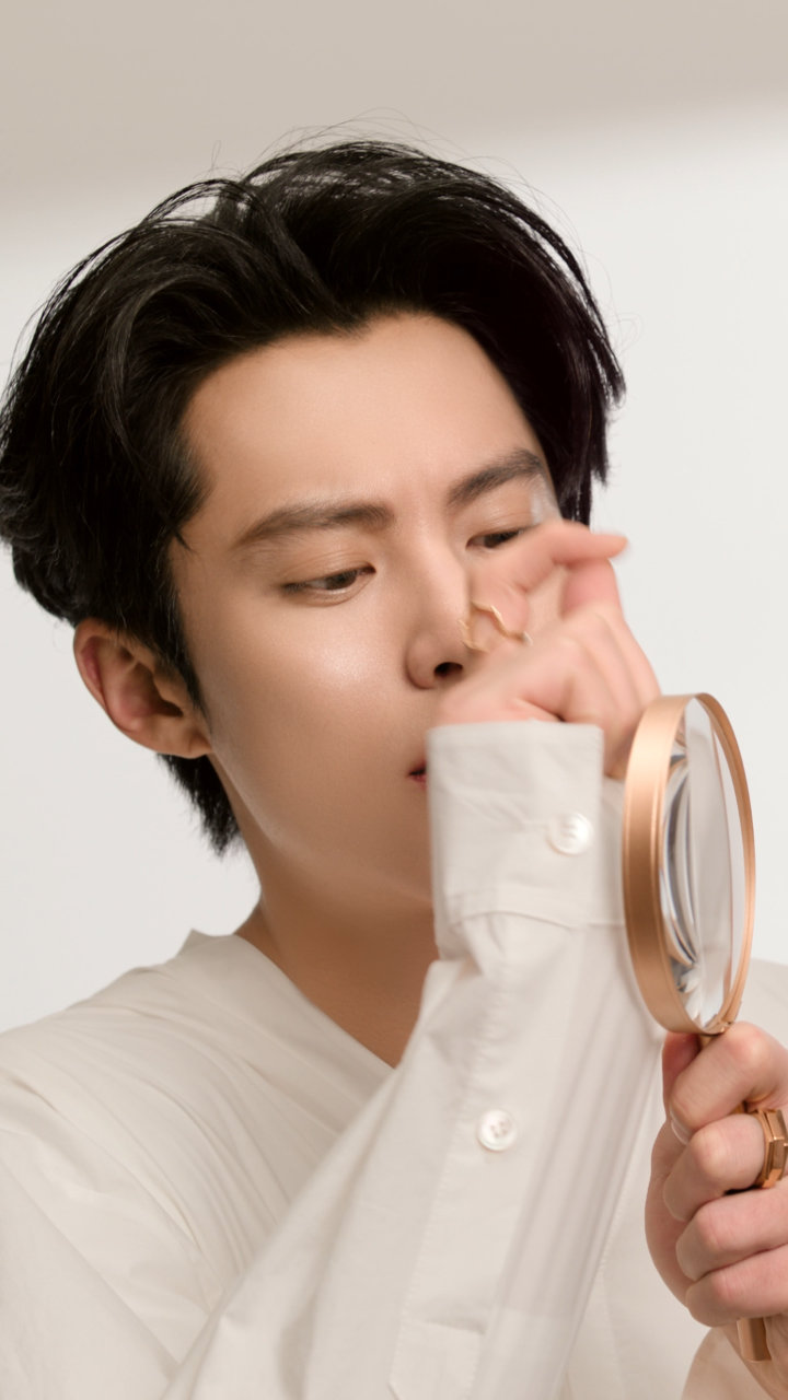 王鹤棣眼神杀 王鹤棣的眼睛里真的有星星！超近距离的镜头下，更能看清他干净透亮的眼