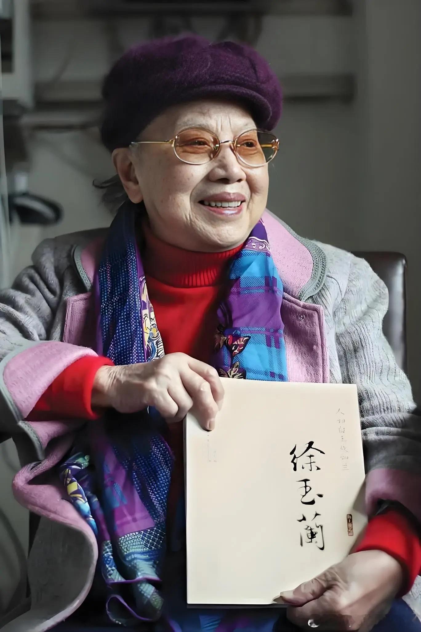 2013年8月徐玉兰手捧“海上谈艺录”丛书《人如白玉戏如兰 徐玉兰》历史影像