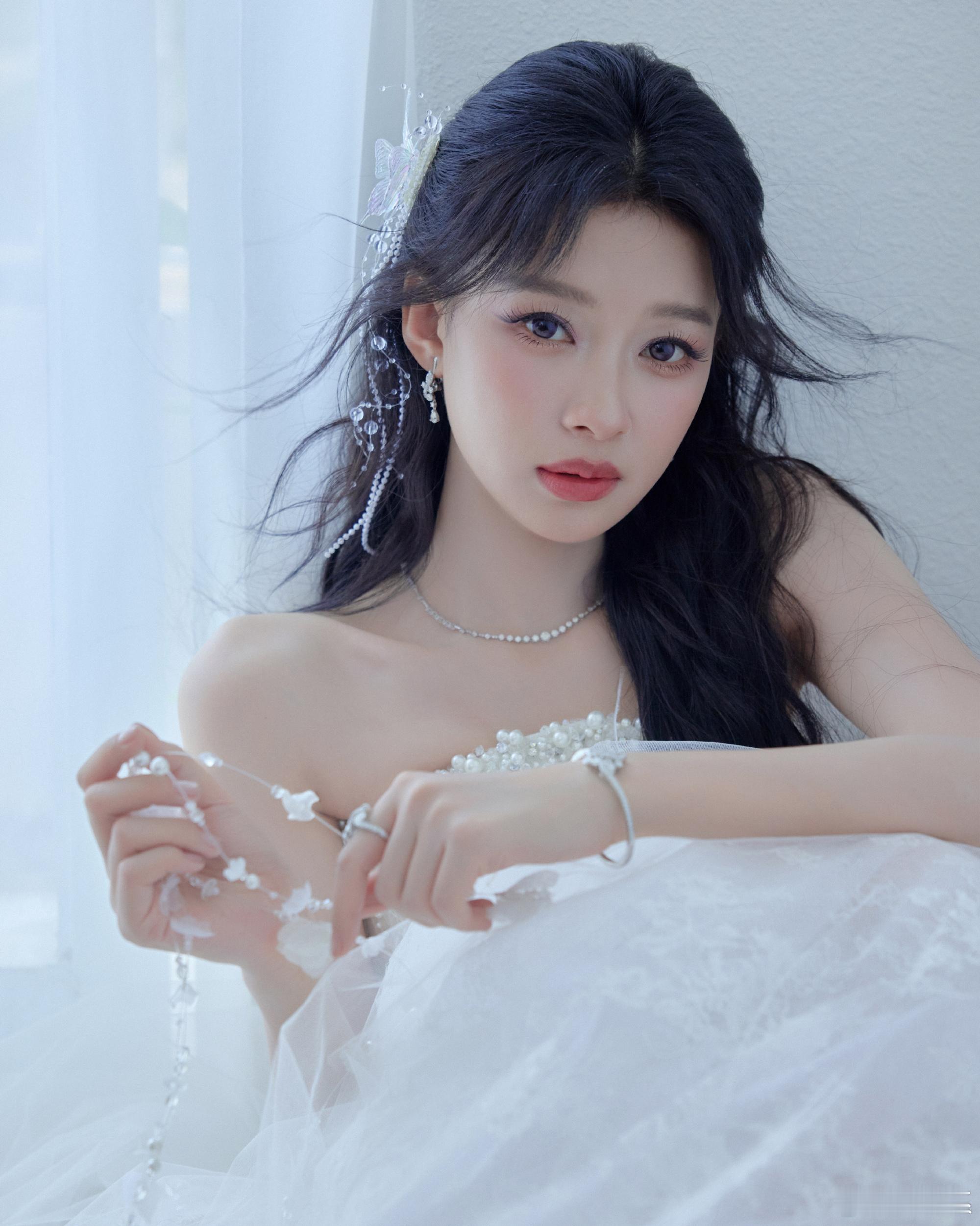一直很安静孙怡自带安静淡然的神女氛围感，身形比例出众。全程演唱不疾不徐，发挥零失