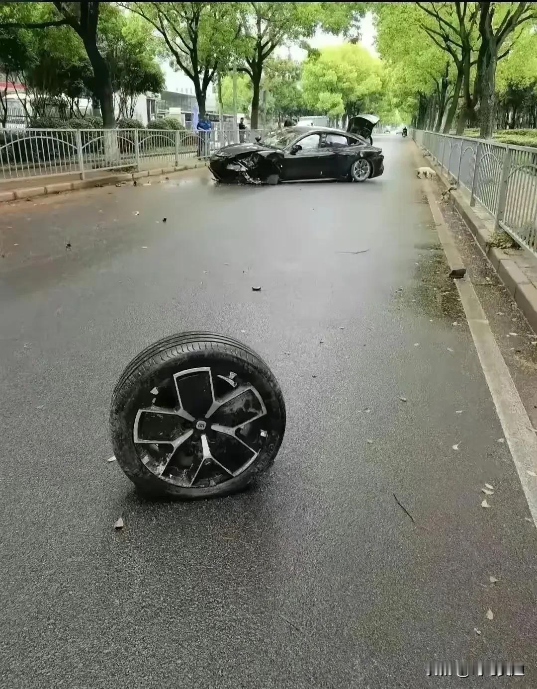 此时此刻想起来杨坤老师的几句歌词，他们朝我扔轮胎，我把轮胎当球踢，他们朝我扔苏7