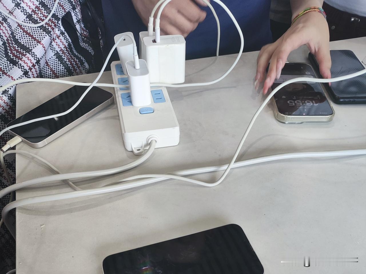 你们说火车站这种免费的充电区为什么就不能多设置一些插孔呢？还得是这个小伙子牛掰，