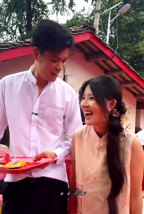 新郎突然伸手死死扣住正要弯腰的新娘，全场瞬间安静了。

这是阿梓和鸟哥的婚礼现场