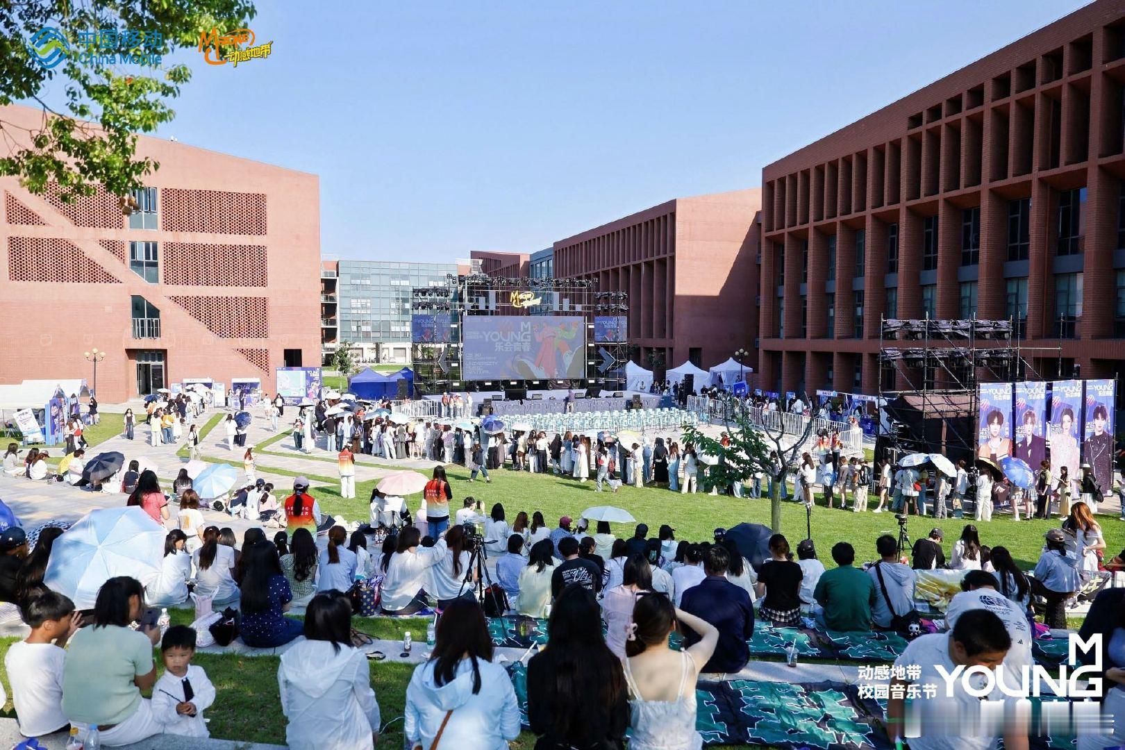 南京大学生音乐联赛人气拉满 南京大学生音乐联赛现场也太热闹了，人山人海，氛围感直