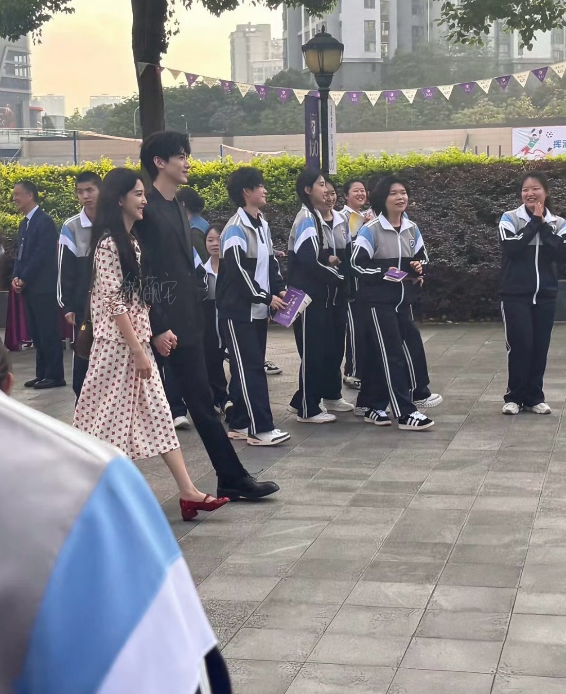好配好配.. 唯一让我跳台的就是 校服和我们初中的好像.. 