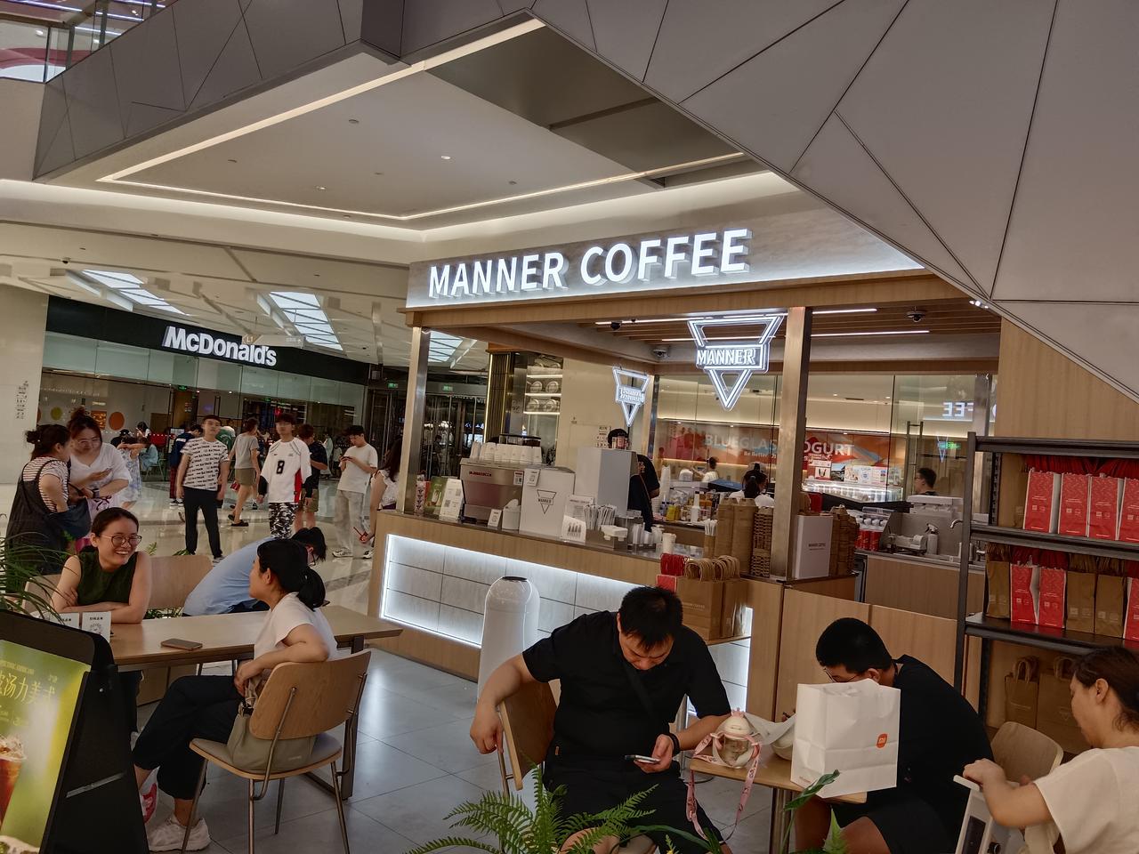 据说，临沂老城区万象汇这家咖啡店，开业首日卖了15w，山东省第一。也就是说，临沂
