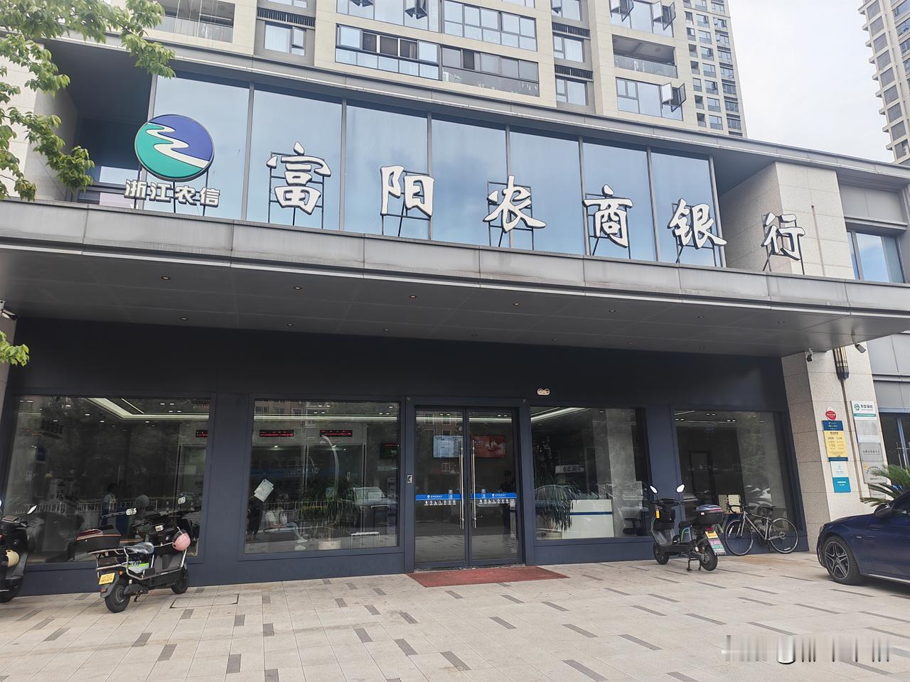 又到孩子们升学的季节，但是祝贺孩子们升学有的必须用现金，有的微信转账就好。

因
