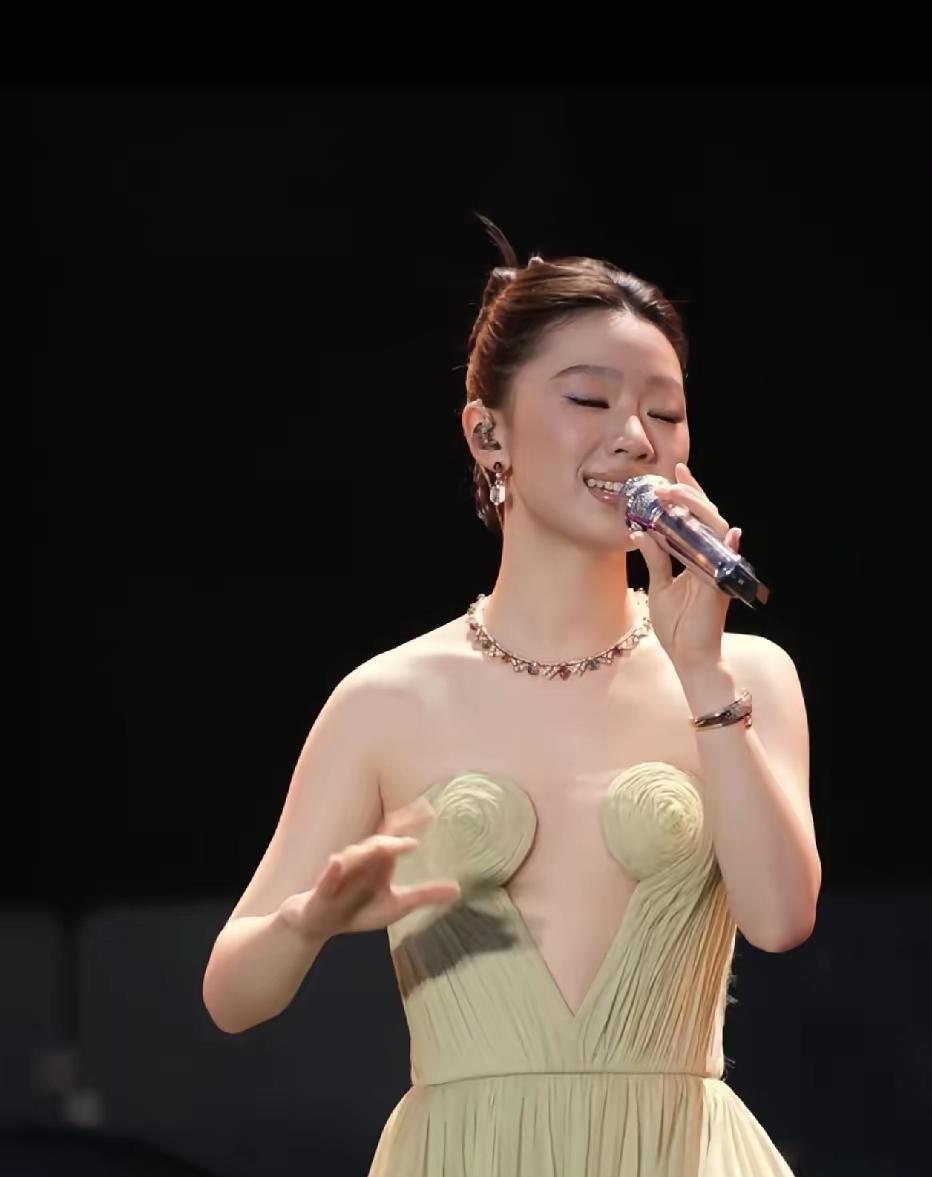 就想问问大家，她怎么经常穿这么难看又暴露的衣服啊?