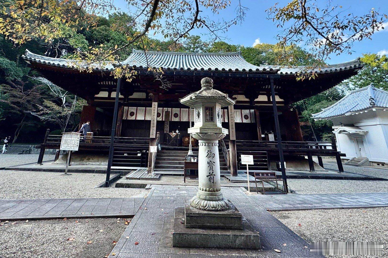 奈良灵山寺，日本国宝古迹。相传小野妹子之子小野富人在熊野山感应到药师如来，遵其神