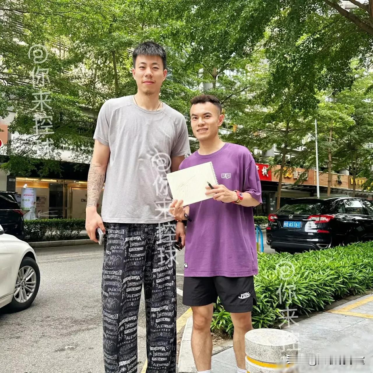 这不挺好的嘛！[赞]
广东球迷深圳街头偶遇辽篮球员张镇麟，不得不说，张镇麟人品还