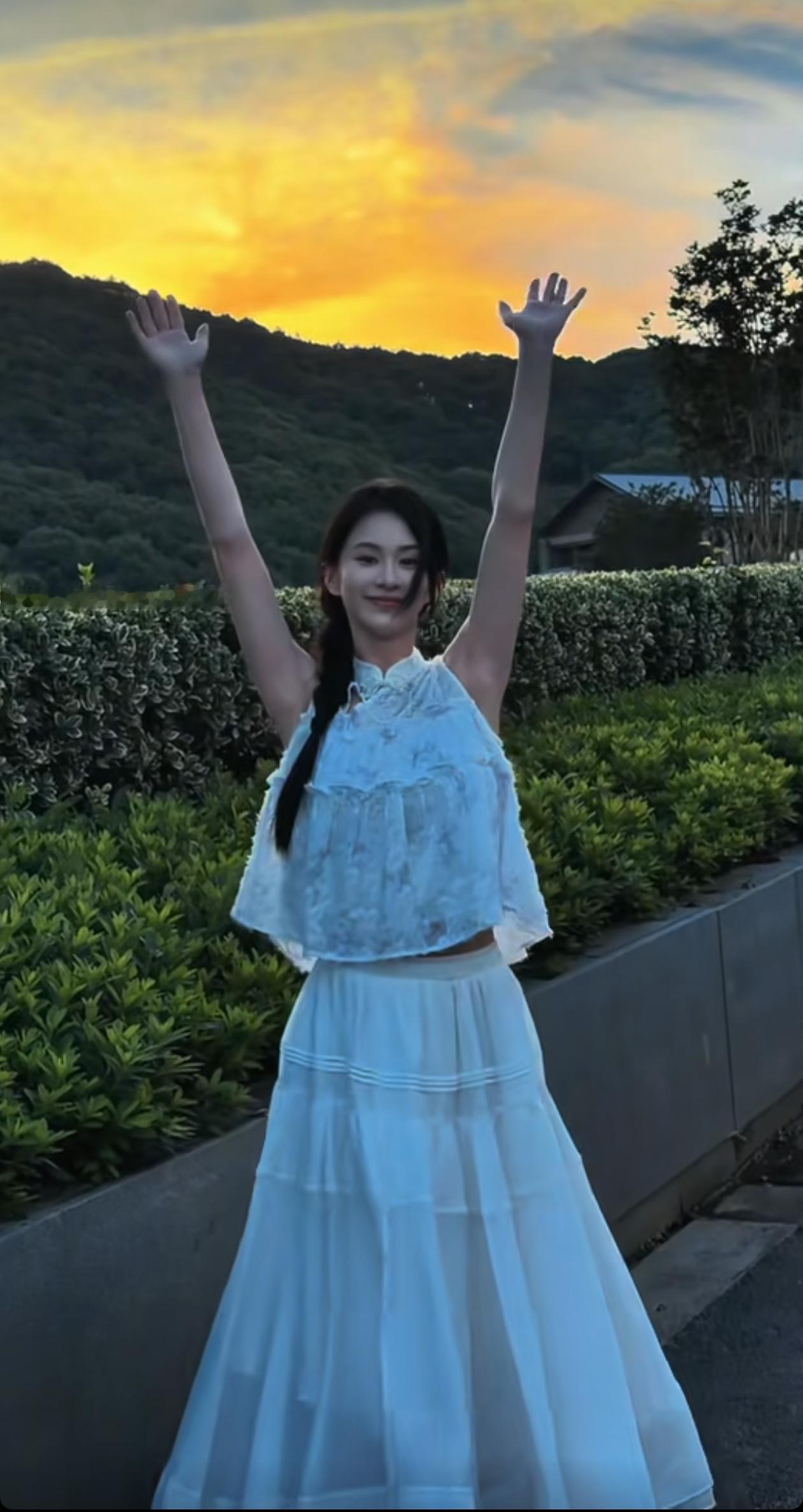 关芯  说给关芯听 不许动，把双手举起来，真乖。芯芯大宝贝，摸摸头，睡觉觉吧，晚
