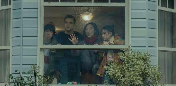 《最后的房子》首周登上Netflix电影榜第一
如果有一天醒来，你发现门打不开、