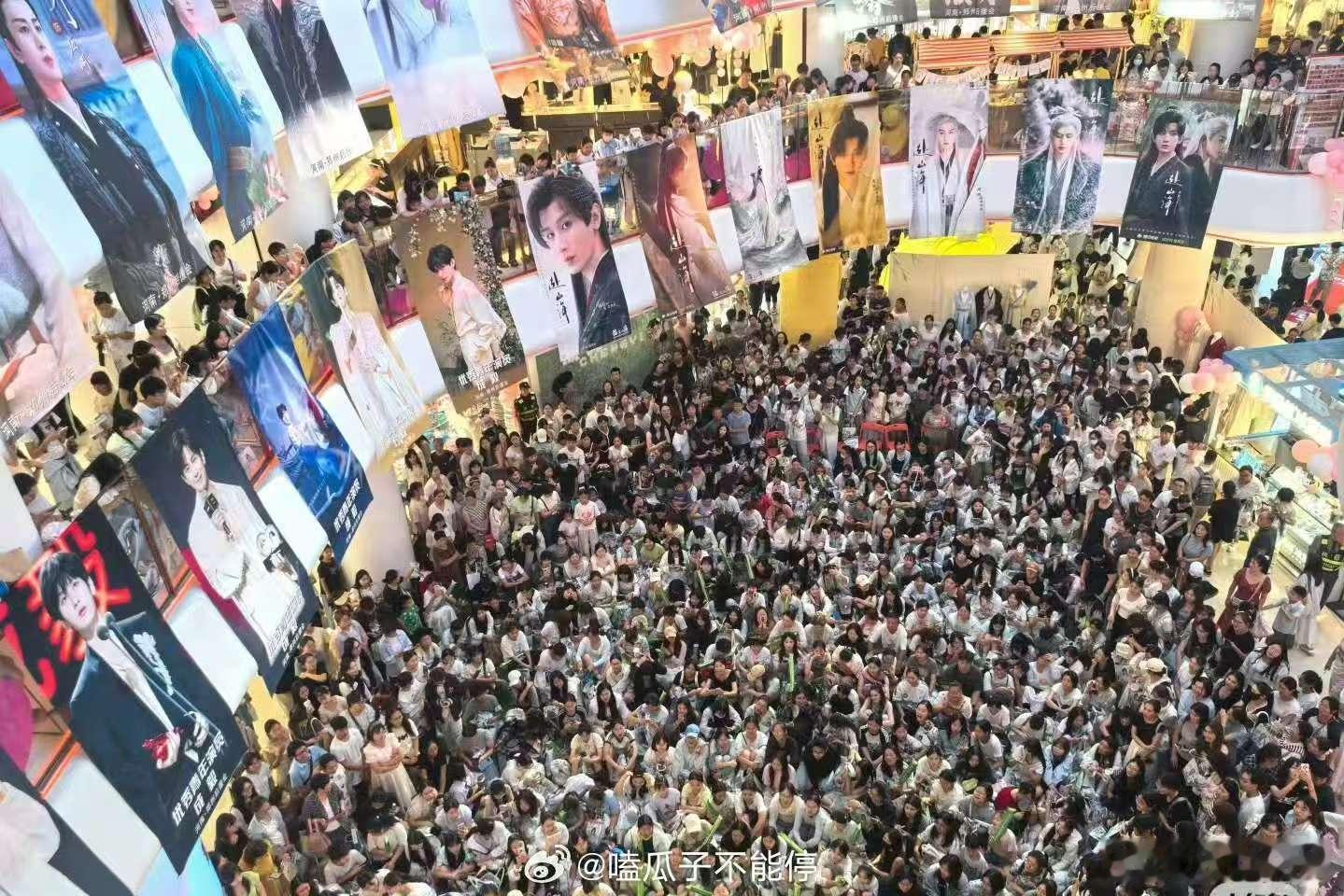 成毅赴山海剧宣人气赴山海剧宣人气成毅赴山海剧宣人气，哇塞哇塞，[憧憬][憧憬][