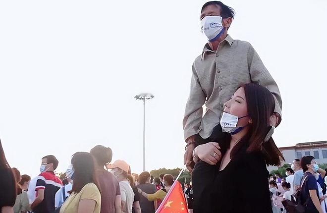 她被50岁光棍在柴堆旁捡回收养，取名白鸽。谁知长大后竟哭着怒吼：“穷得捡破烂，为