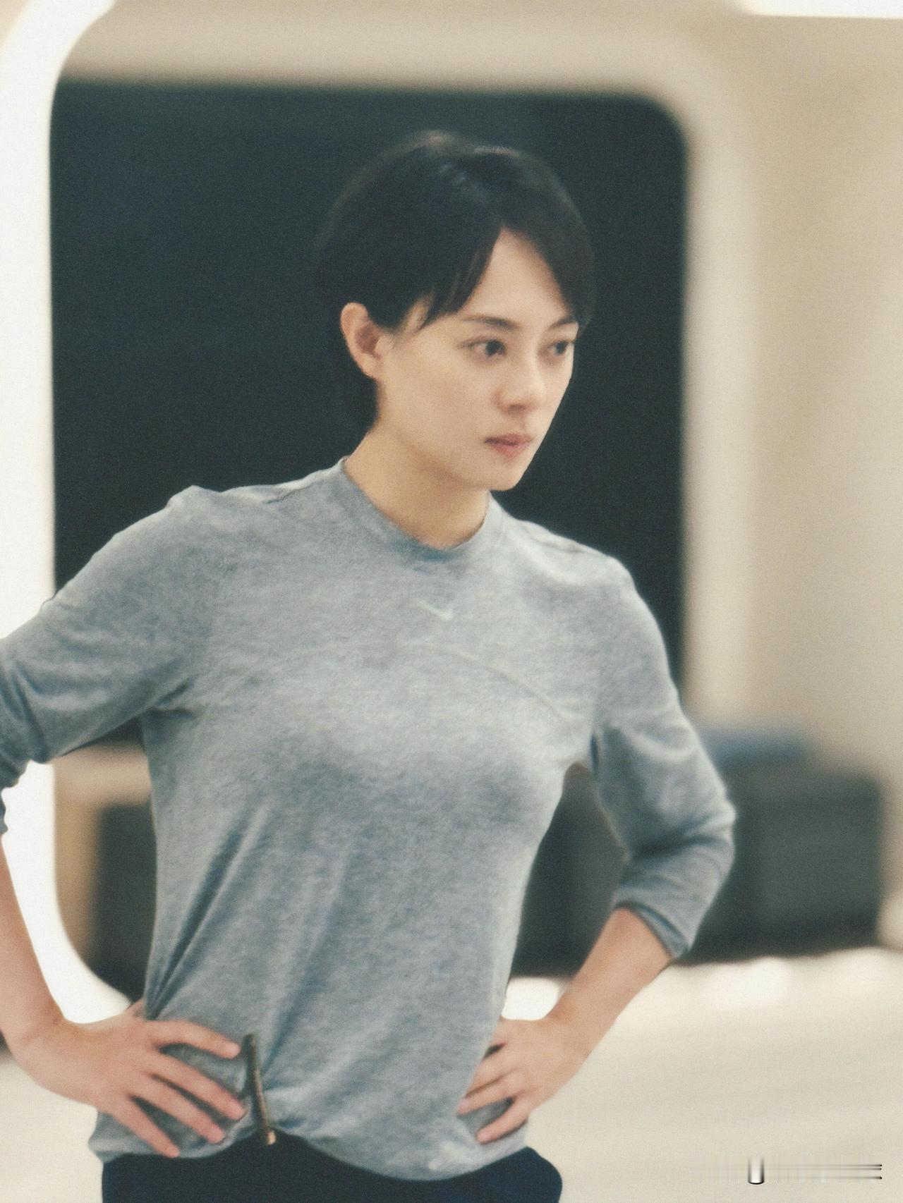 孙俪陪12岁女儿上拉丁舞课，最后却把自己也练成了同学，这次“陪练”有点卷。原本一