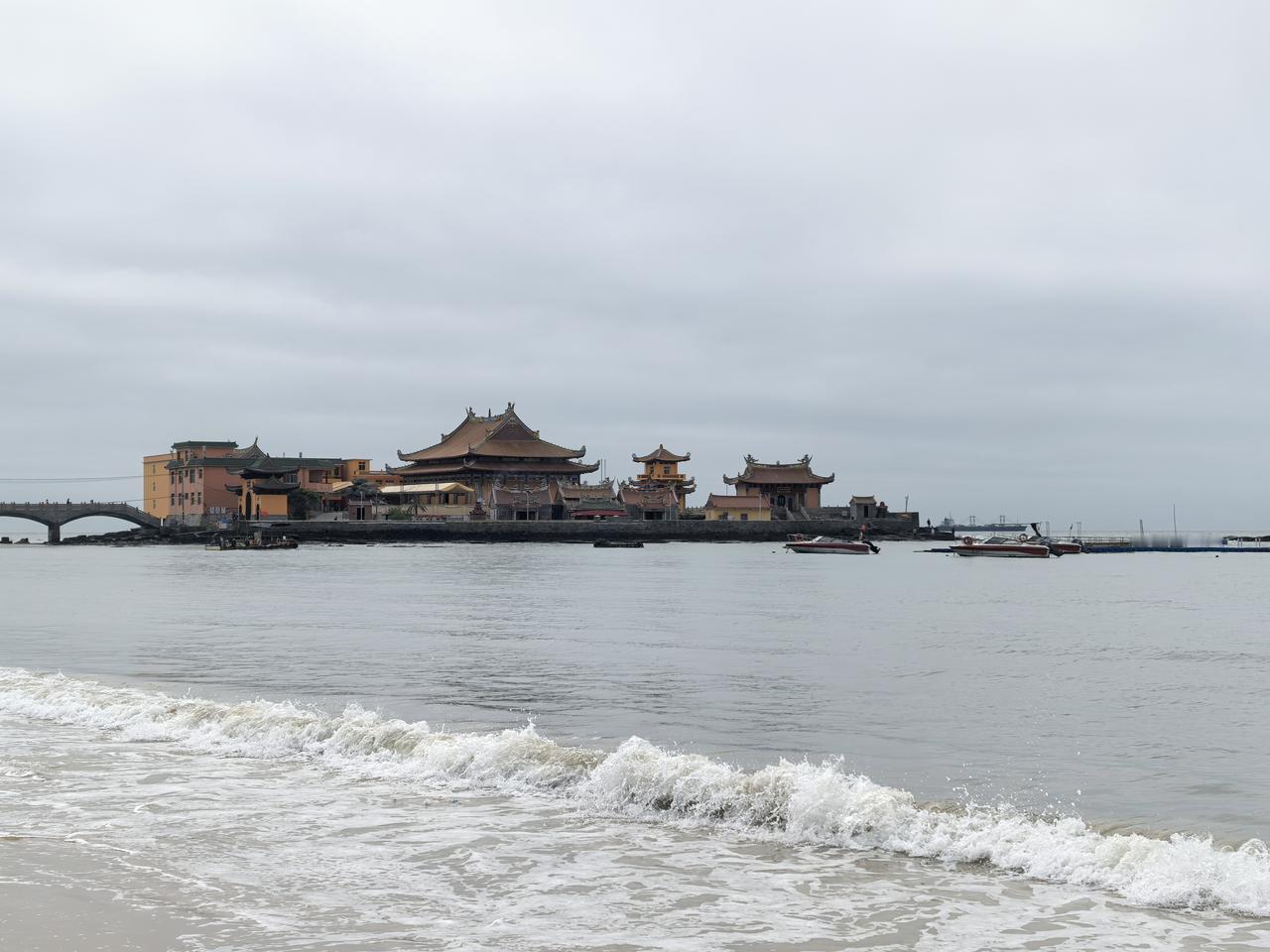 据行业知情人士透露，美国航空航天和半导体公司的供应商当前正面临日益严重的稀土短缺