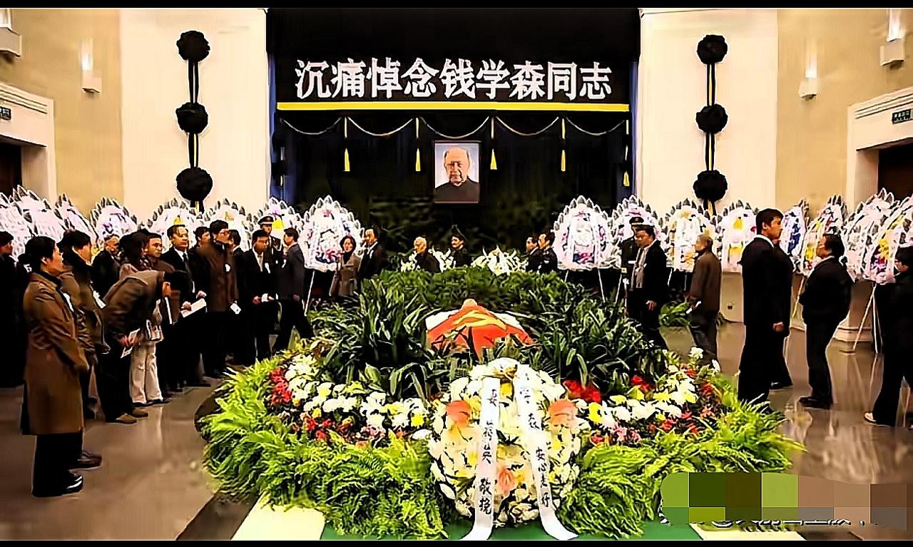 别纠结先生遗体告别式的规格了！比起数字和排场，他留下的东西才真正重过千钧。”有人