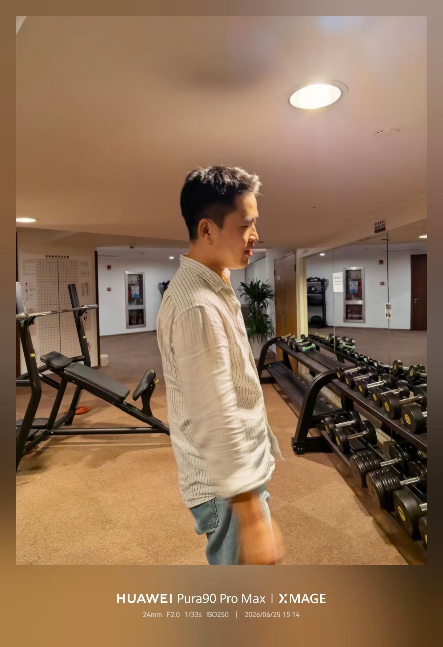 下午被拉到健身房急训我说穿着的 T恤太紧了 不太方便正哥说装备不重要，重要的是开