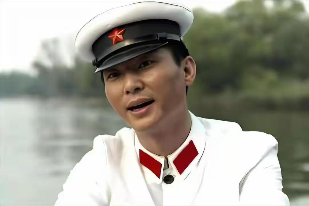 江亚宁嫁孟天柱，不是捡漏，不是将就，是她自己挑的。
她读过大学，看过书，也看过爸