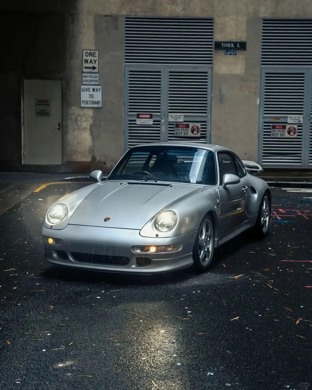 风冷绝唱巅峰：保时捷993 Turbo S

993代911是最后一台风冷911