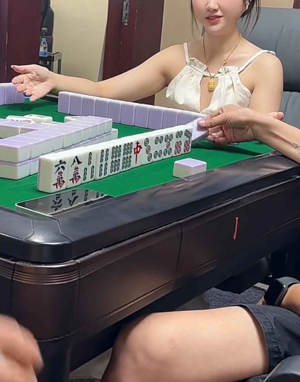 阿强的手指尖刚碰到那张牌，桌子“砰”的一声，对家阿斌直接把牌推倒，吼了句“胡了！