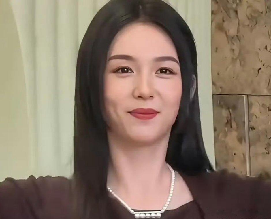 都说张婧仪和周也长得像，傻傻分不清哪里相似呢？ 