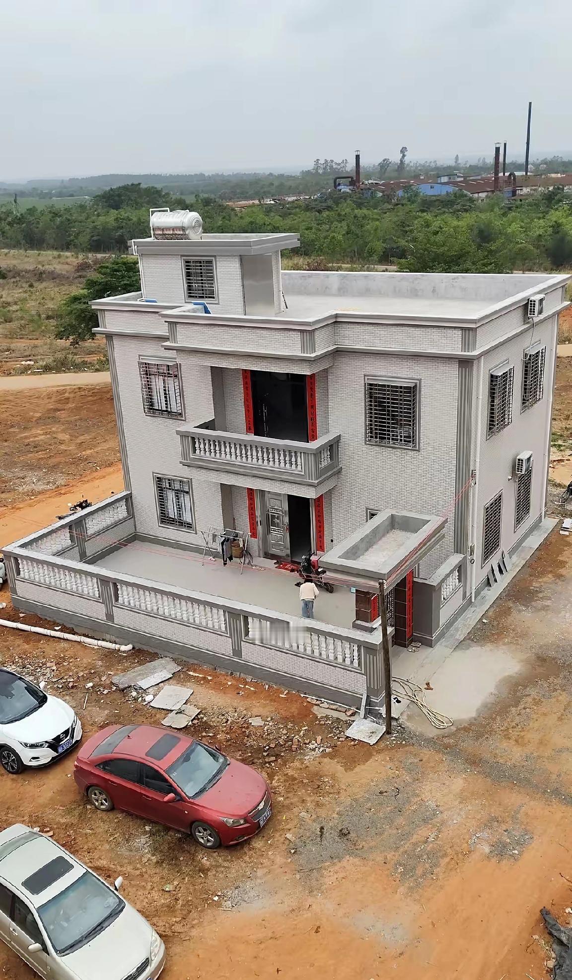 有没有农村的朋友？想问问大家，农村建一栋这样的房子，预算30万够不够啊？
求知情