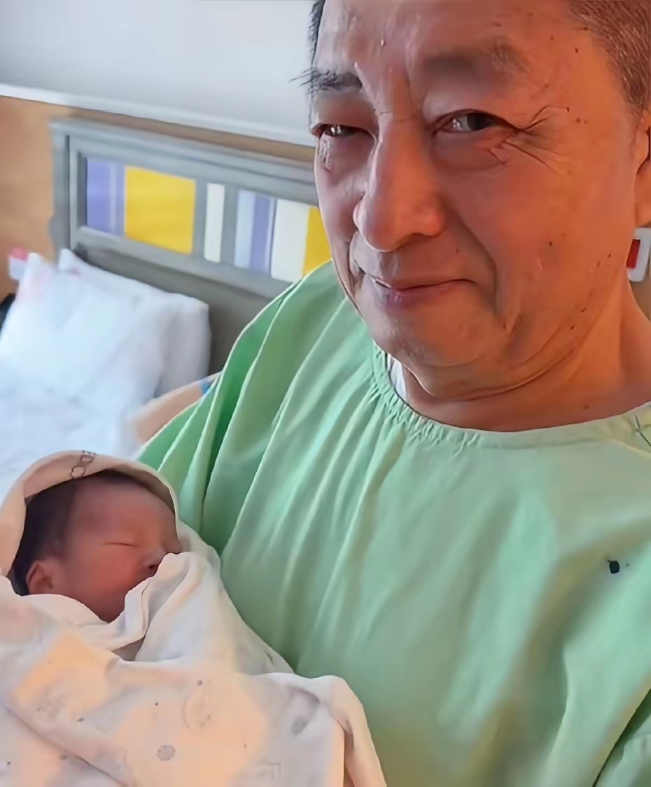 汪小菲又当爸爸了，生的是个儿子，汪爸爸抱着孙子，满脸慈爱！不得不说，汪小菲父母还