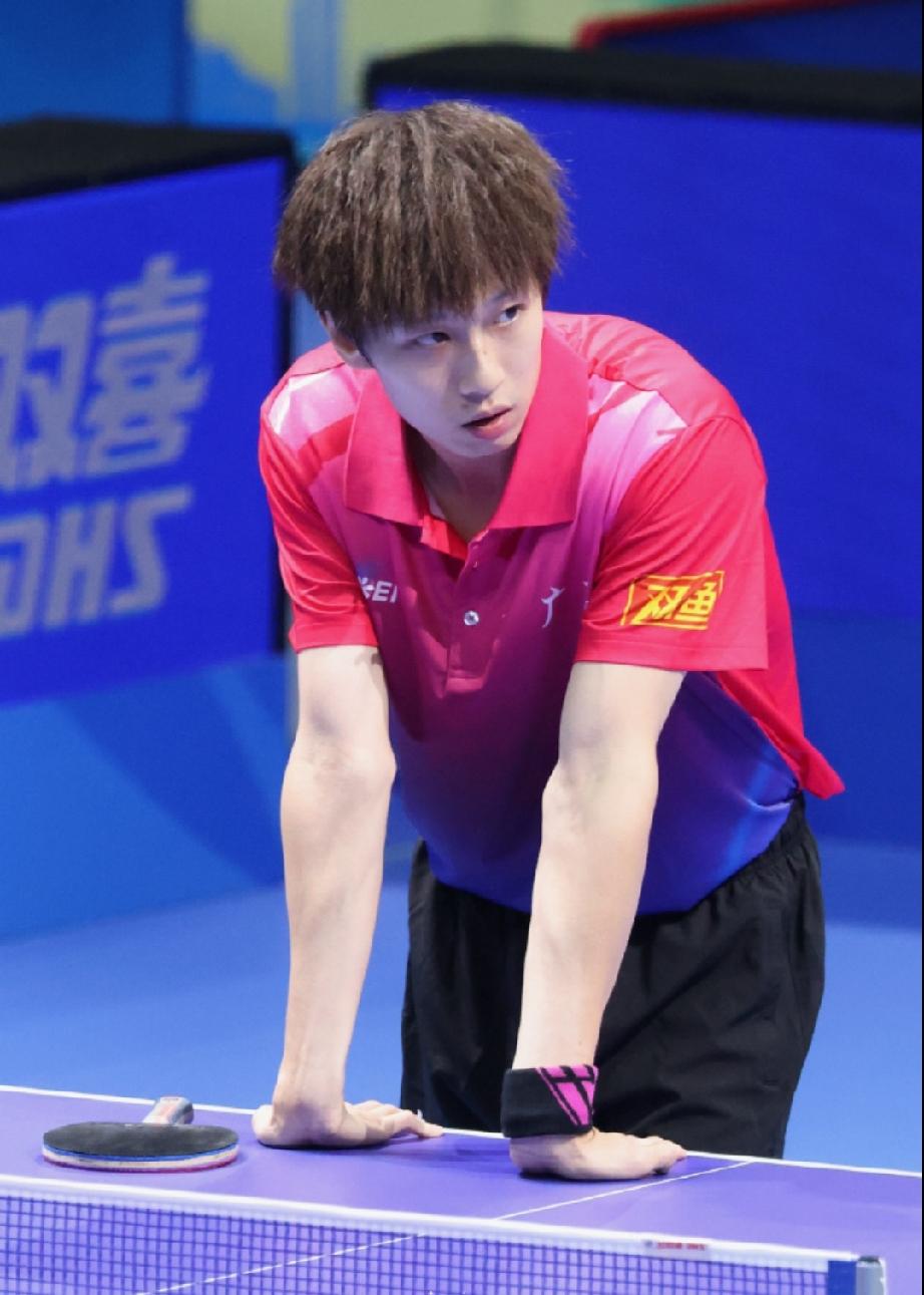 看着林高远那无奈的表情，他也没想到自己输的那么惨。毕竟去年刚拿了混双冠军。但是看