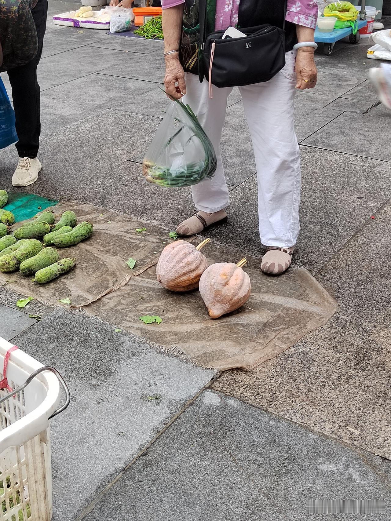 在农贸市场上发现一种像古代武器金瓜锤的南瓜，大家觉得这种南瓜该怎么刨皮呢？[wh
