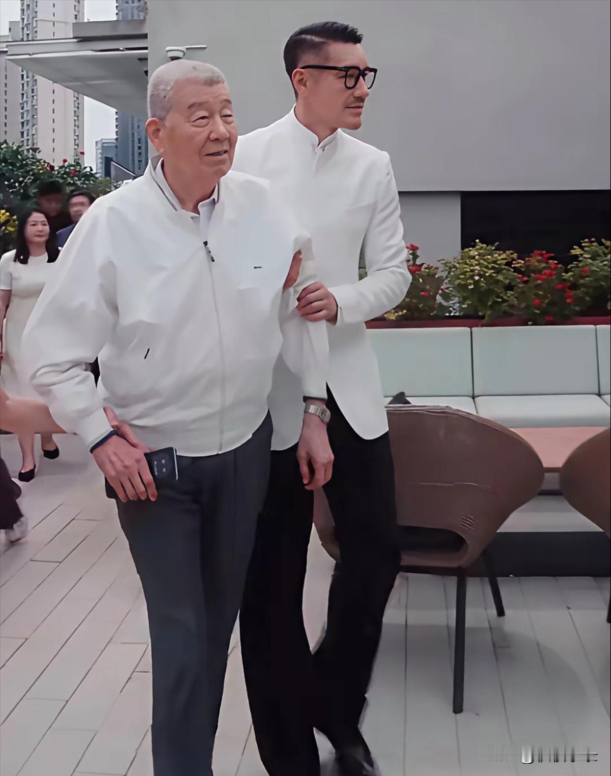 惊了！54岁胡兵和89岁老爸同框，这状态也太绝了吧！👏 最近胡兵带着老爸出席活