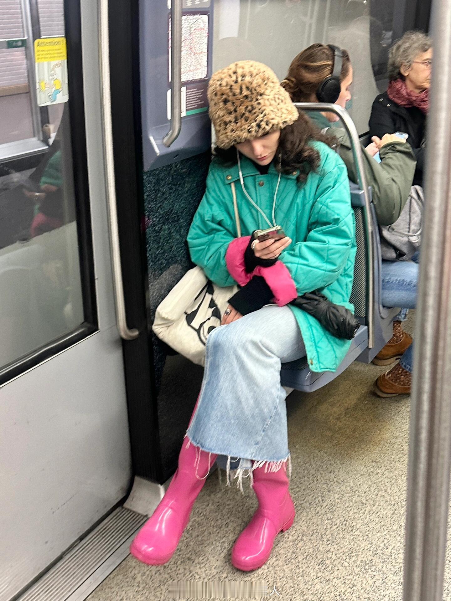 在多巴胺穿搭这一块法国人真的是首屈一指 ​​​