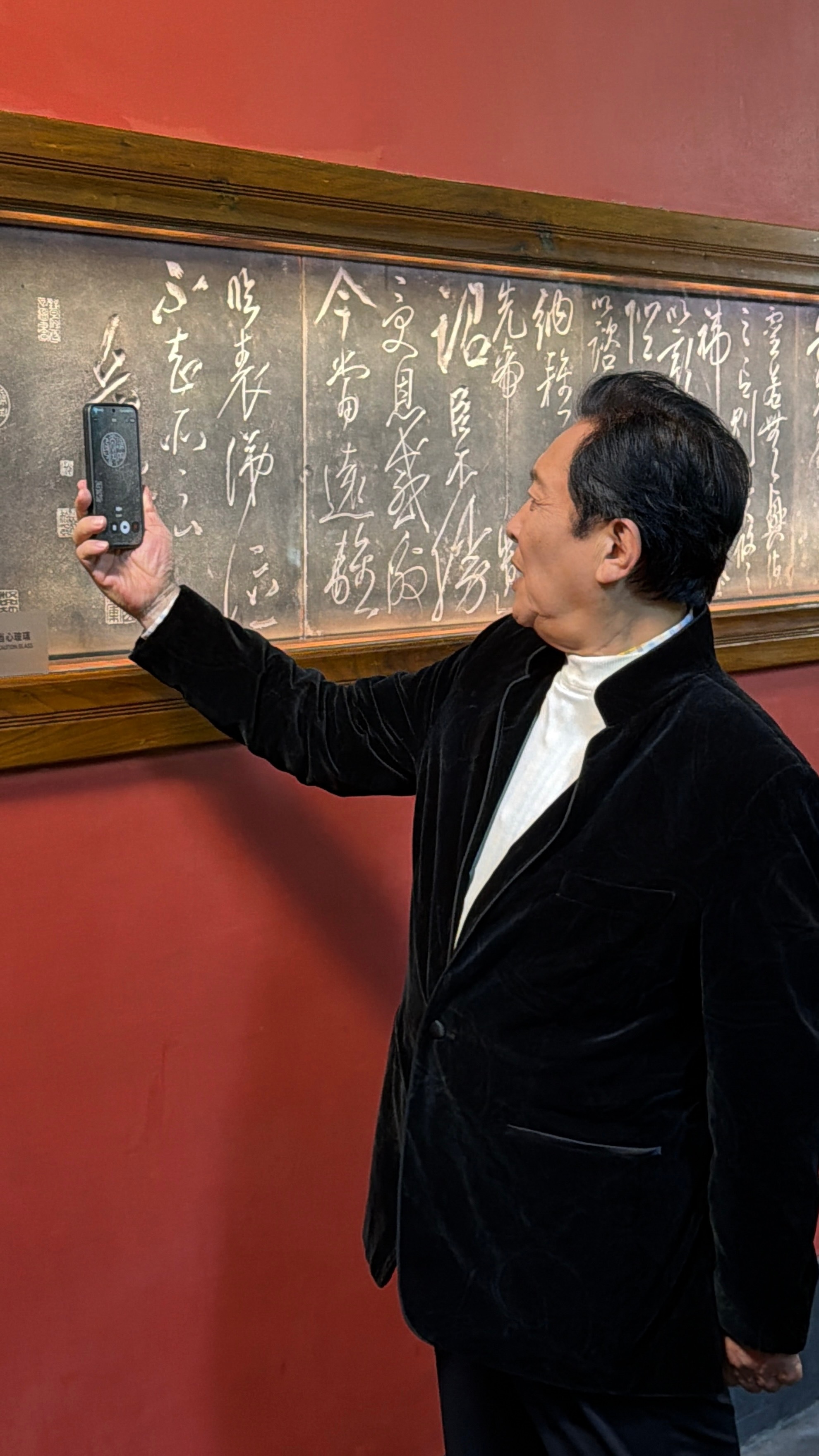 唐国强现身武侯祠别人七旬遛弯下棋，唐国强的七旬是AI“搭子”不离手。武侯祠里与A