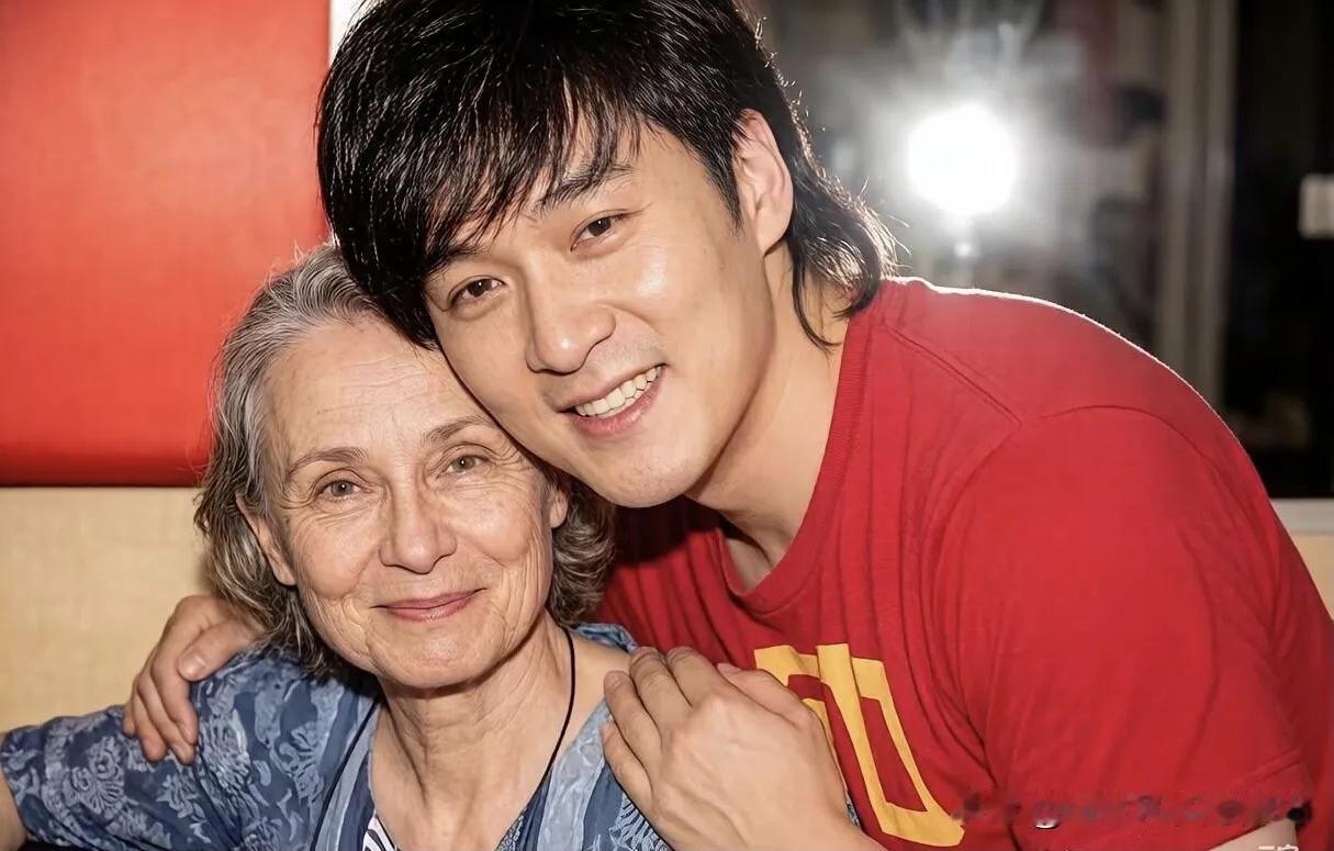 他们是一对夫妻，男的是歌手，五官立体，头发乌黑，周华健是华语乐坛的经典歌者，温柔