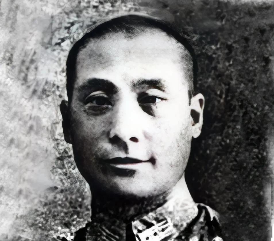  尉迟毓鸣，云南新平人。

抗日战争爆发前，尉迟毓鸣当时在国民革命军第3军（客籍