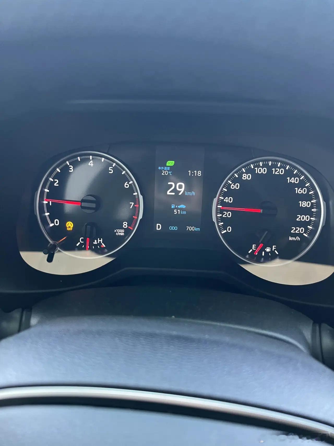 哈哈，丰田荣放icon头一箱油，350块加满跑了700公里。说不定是新车的缘故，