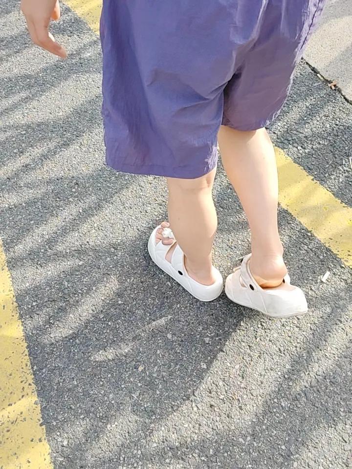 保持快乐心情其实不难。首先得加强自我修养，做个平和善良、善解人意的人，这样更易发
